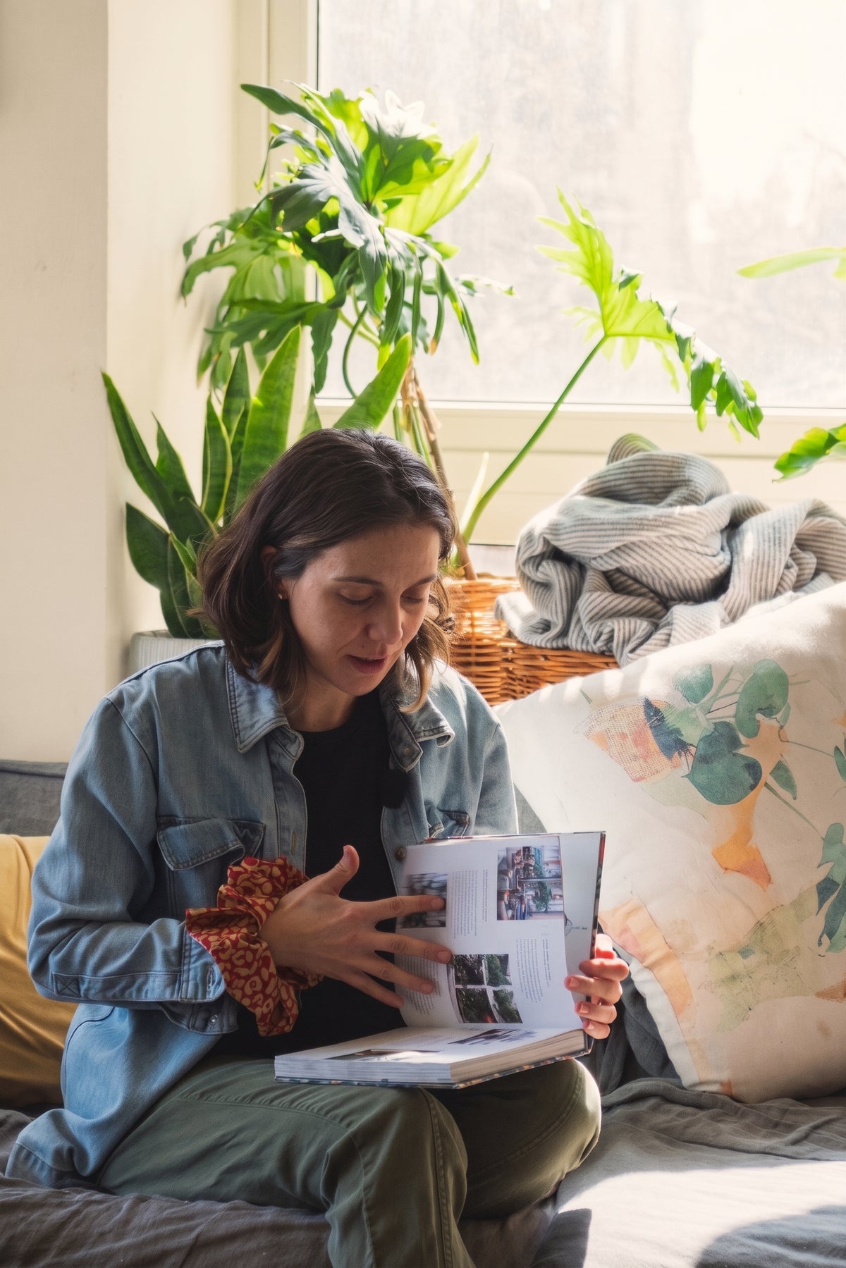 Francisca Álvarez, fundadora de Casa Olivo, revisando referencias de diseño botánico