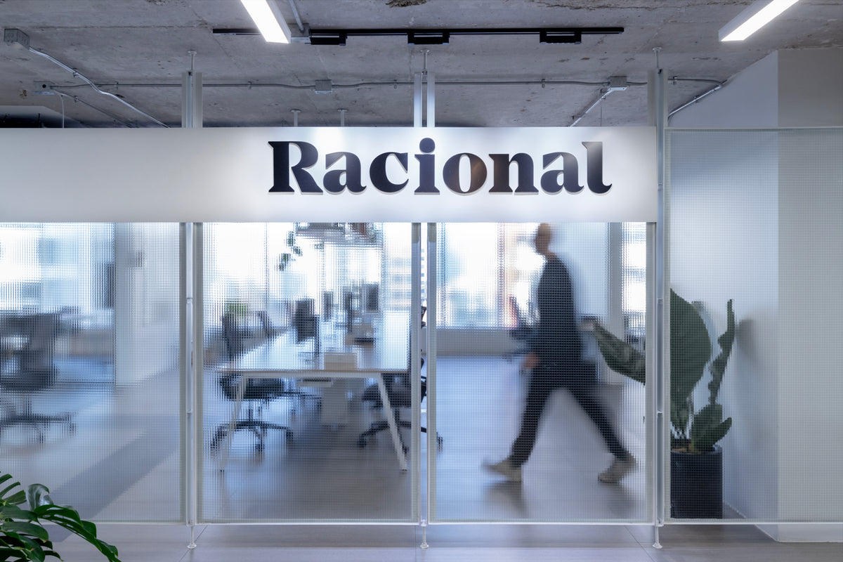 Plantas de interior en maceteros en las oficinas de Racional, Santiago, diseñadas por Casa Olivo